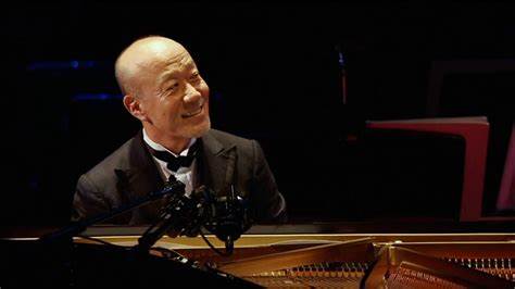 Joe Hisaishi au piano lors d'un concert