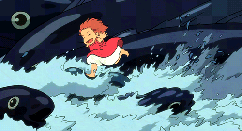 Ponyo court sur les vagues poissons